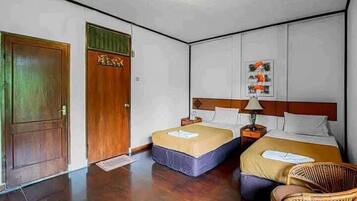 Habitació superior, vistes al jardí | Escriptori