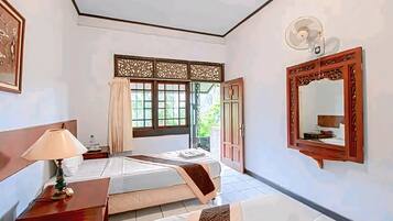 Superior Room, Garden View | Desk