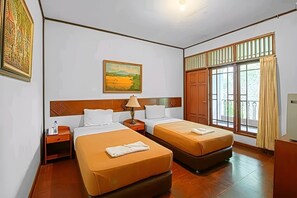Standard Room | Desk - GG House Happy Valley (Megamendung)
