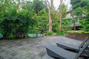 10 outdoor pools - GG House Happy Valley (Megamendung)