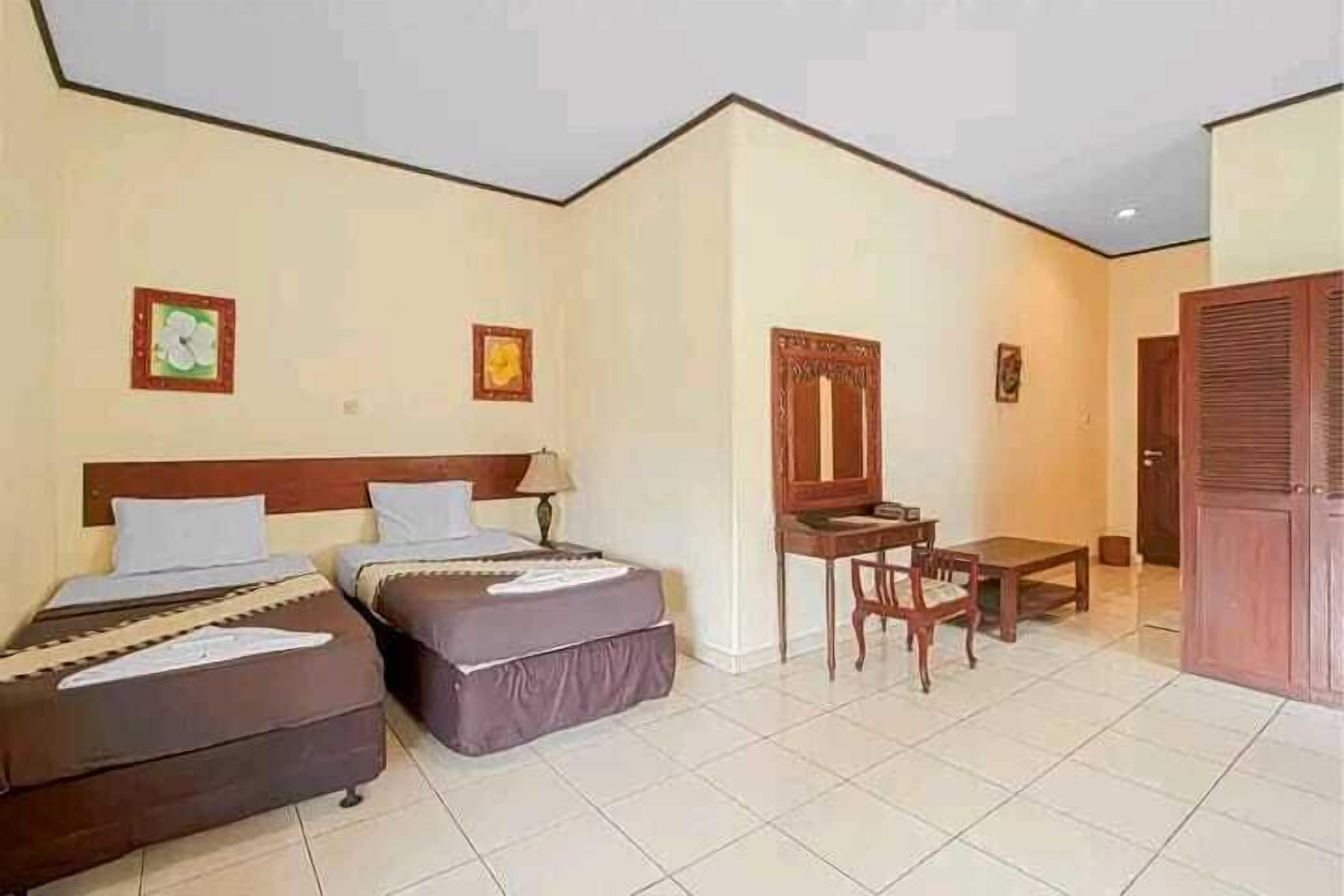 Deluxe Room, Garden View | Desk