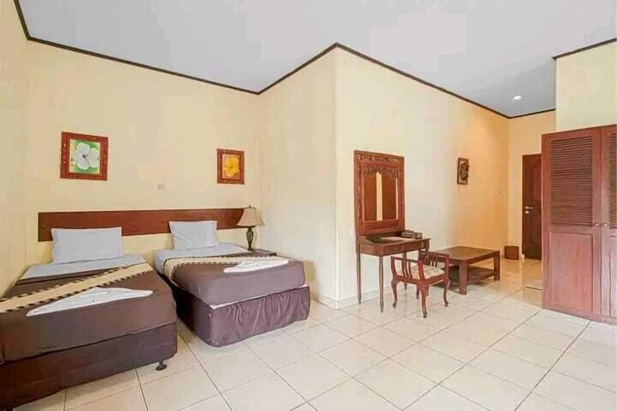 Deluxe Room, Garden View | Desk