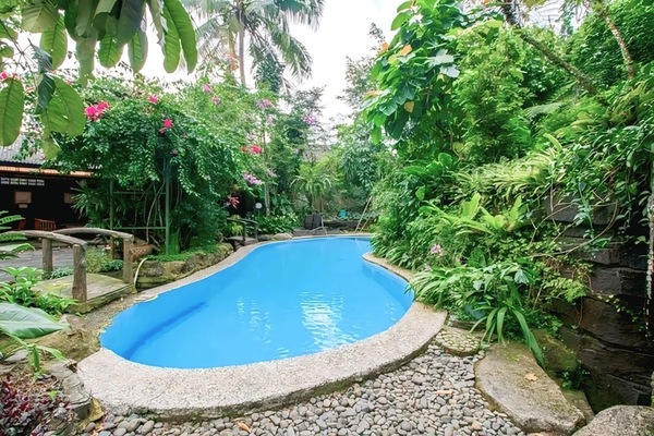 10 outdoor pools