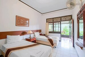 Habitación superior, vistas al jardín | Escritorio