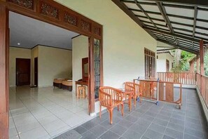 Deluxe Room, Garden View | Desk