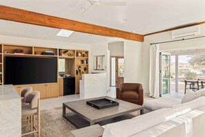 Télévision, cheminée, livres