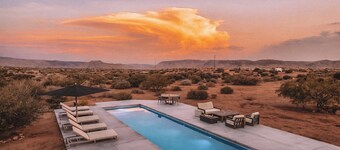 La Grange • 10-Acres, Pool, Spa, Western Luxury