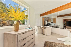 Télévision, cheminée, livres