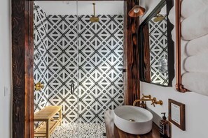 Shower, hair dryer, towels, shampoo - The Birdhouse • Retro Vibes, Pool, Spa & Game Room (Twentynine Palms)