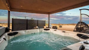 Un jacuzzi con vistas al paisaje desértico.