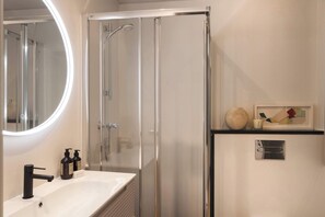 Shower, hair dryer, towels - WASI - Two Bedroom Apartment (Barcelona)