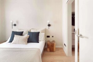 2 bedrooms, iron/ironing board, WiFi, bed sheets - GHAR / BARI / HEM / SPITI / KAAINGA / MANZIL- Two Bedroom Apartment with Balcony (Barcelona)