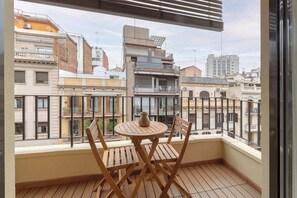 Outdoor dining - GHAR / BARI / HEM / SPITI / KAAINGA / MANZIL- Two Bedroom Apartment with Balcony (Barcelona)