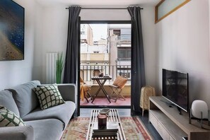 TV, offices - HAUS/ LLAR/ HOME - Two Bedroom Apartment with Balcony (Barcelona)