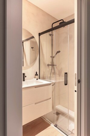 Shower, hair dryer, towels - KODU / BAN - Two Bedroom Apartment with Balcony (Barcelona)