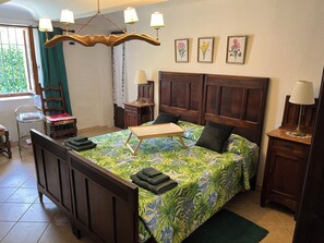1 quarto, ferros/tábuas de passar roupa, berço de viagem