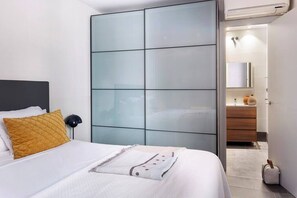 2 bedrooms, iron/ironing board, WiFi, bed sheets - MAISON - Two Bedroom Apartment (Barcelona)
