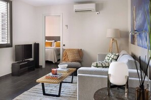 TV, offices - MAISON - Two Bedroom Apartment (Barcelona)