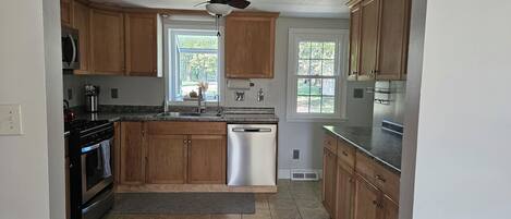 Microondas, horno, parrilla de estufa y lavavajillas