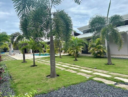 Charming studio steps from the beach with access to pool and outdoor spaces