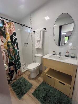 Shower, towels, soap, toilet paper - Charming studio steps from the beach with access to pool and outdoor spaces (Nueva Gorgona)