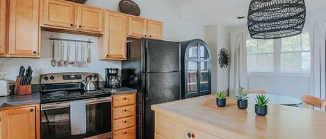 ثلاجة، ميكروويف، فرن، موقد طهي مسطح