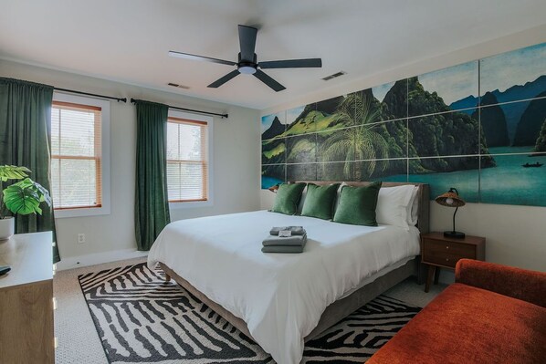 Tabla de planchar con plancha, wifi gratis y ropa de cama