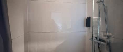 Douche, sĂšche-cheveux, serviettes fournies, savon