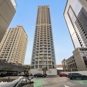 Exterior - New listing, first month offer: luxurious 1 BR big APT + Dubai Marina canal view (Dubai)