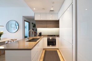 Oven, stovetop - New listing, first month offer: luxurious 1 BR big APT + Dubai Marina canal view (Dubai)