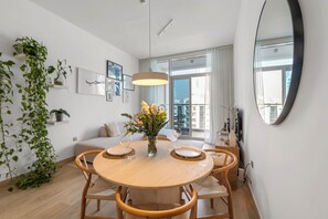 Interior - New listing, first month offer: luxurious 1 BR big APT + Dubai Marina canal view (Dubai)