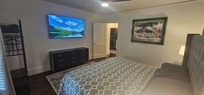 3 bedrooms, iron/ironing board, WiFi, bed sheets - Charlotte's Streamside Sanctuary 3BR, ½ ACRE (Charlotte)