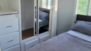 Iron/ironing board, WiFi, bed sheets