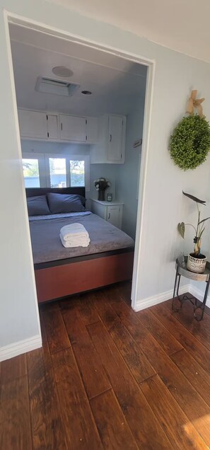 Tabla de planchar con plancha, wifi y ropa de cama 