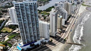 A high-rise hotel with multiple floors, a beach view, and a road adjacent to the building. - Alta Mar - Bella Cartagena Apartments (Cartagena)