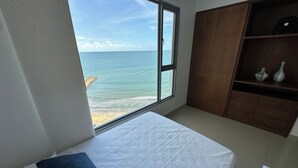 A bedroom with a large window offering a view of the sea. - Alta Mar - Bella Cartagena Apartments (Cartagena)