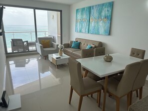 Căn hộ Superior, quang cảnh bãi biển | Khu phòng khách | Smart TV 50-inch có truyền hình kỹ thuật số 