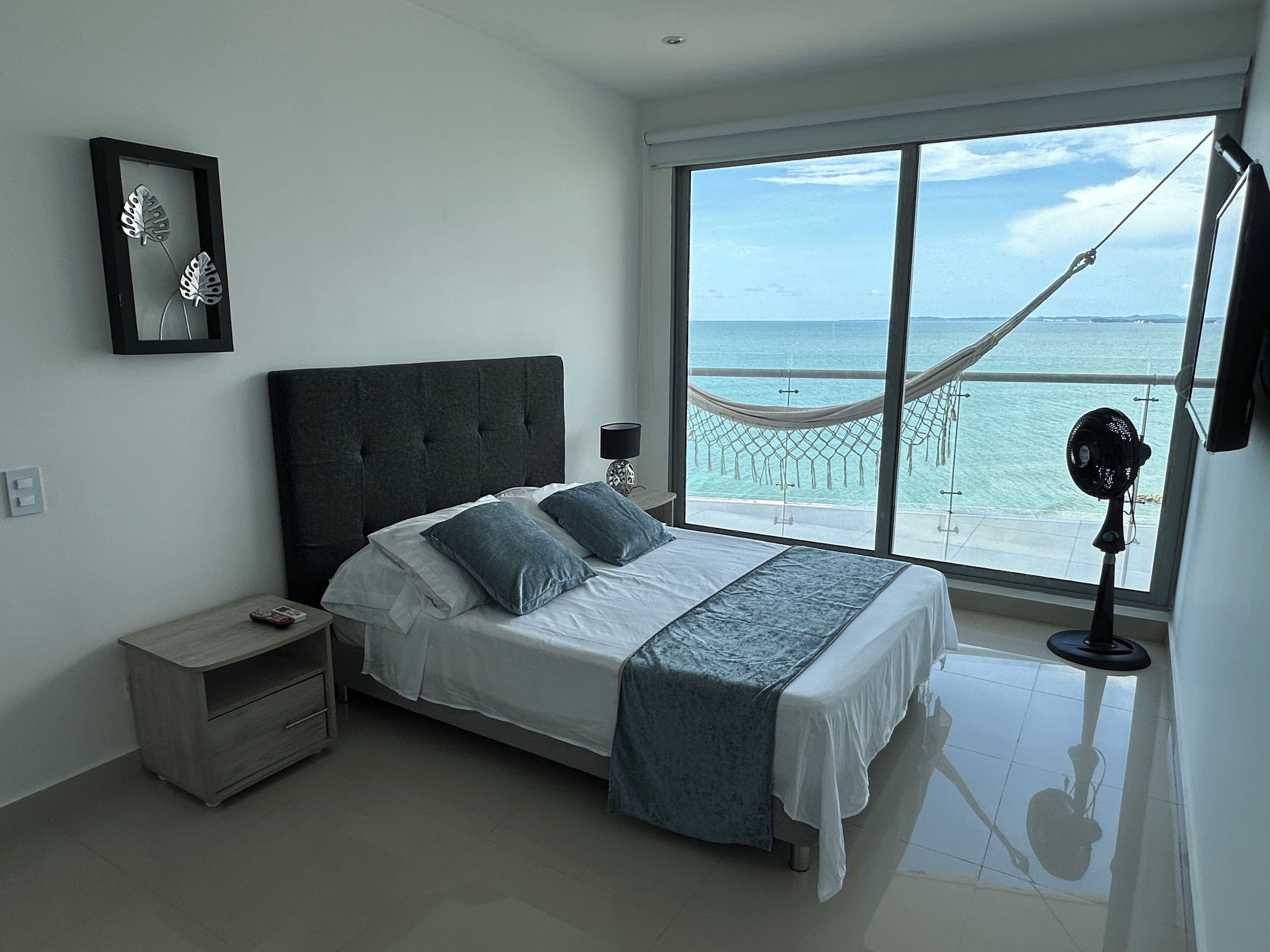 高級公寓, 海灘景 | 房內夾萬、書桌、手提電腦工作空間、遮光窗簾/窗簾