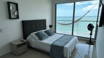 Departamento superior, vista a la playa | Caja de seguridad en la habitación y escritorio