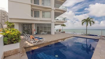 2 udendørs pools, åben fra kl. 10.00 til kl. 19.00, liggestole