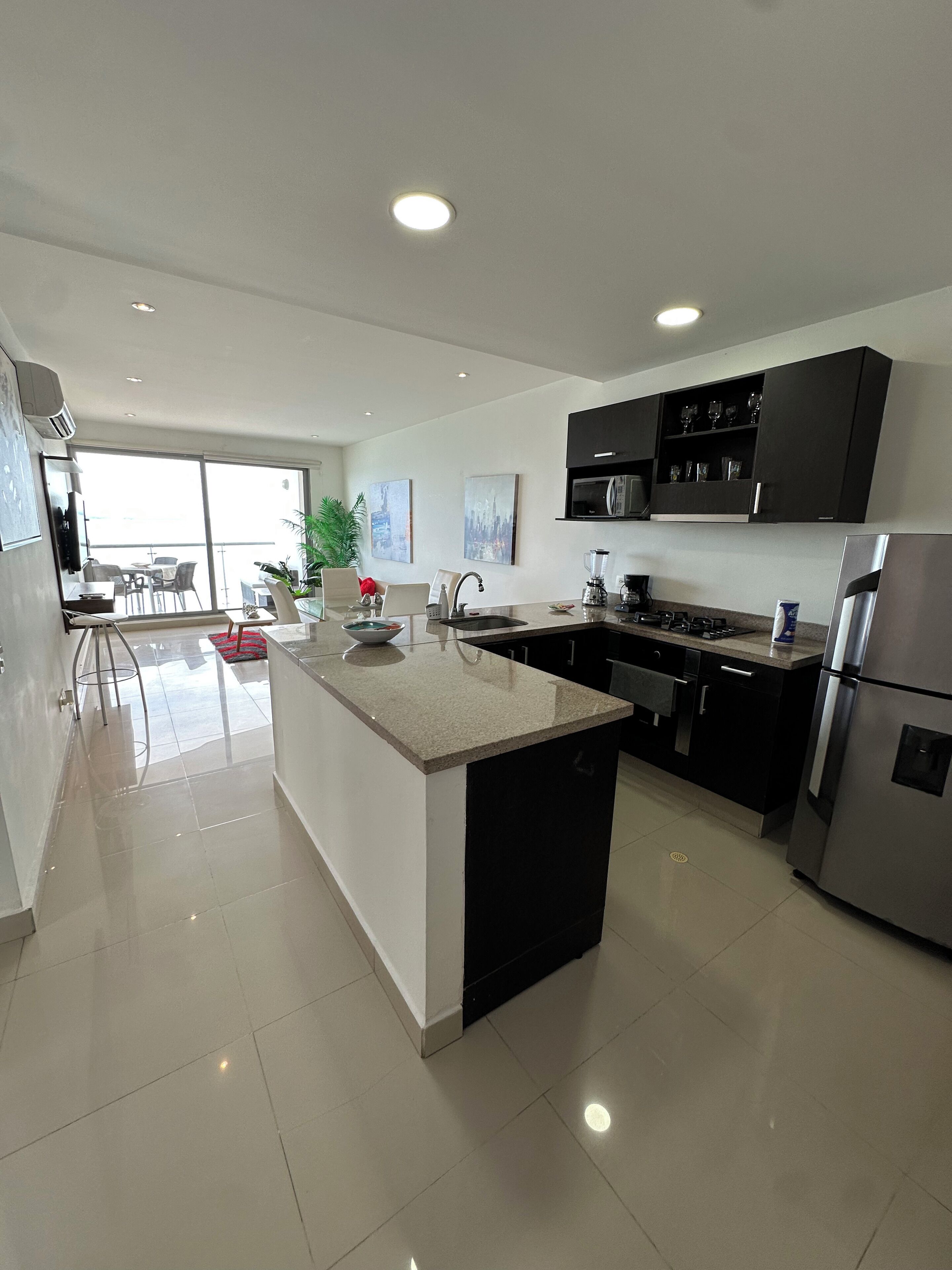 Full-sized fridge, microwave, oven, coffee/tea maker