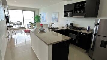 Full-sized fridge, microwave, oven, coffee/tea maker