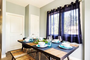 Dining - 5BDRM Bright Modern Home-King Bed-Garage-Sleeps 12 (Edmonton)