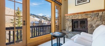 Beautiful 3 BDR Telluride Escape Close to Skiing with Private Hot Tub