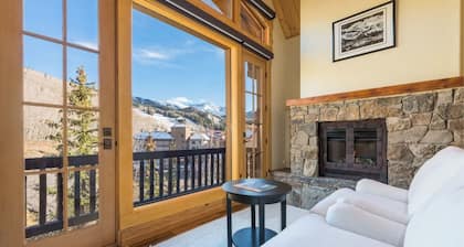 Beautiful 3 BDR Telluride Escape Close to Skiing with Private Hot Tub