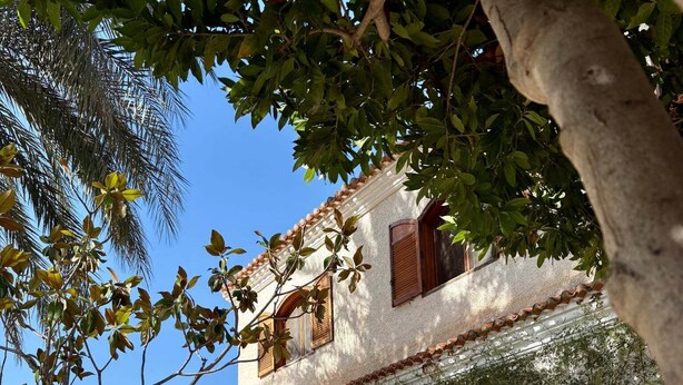 A courtyard with a building featuring arches and a tiled roof. - Finca for events (family reunions, birthdays, weddings, seminars...) (Elda)