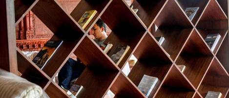 Una habitación con una original estantería geométrica llena de libros.