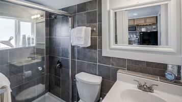 SĂšche-cheveux, serviettes fournies, savon, papier toilette