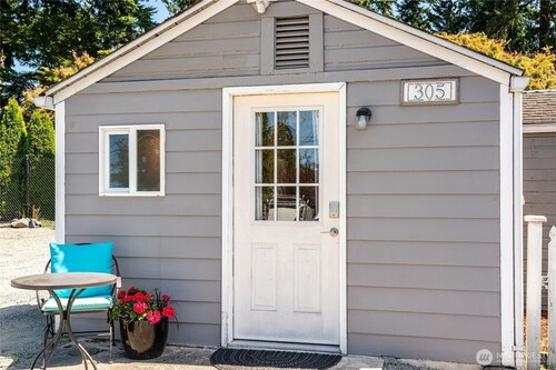 Adorable Cottage by Scenic Waterfront Park