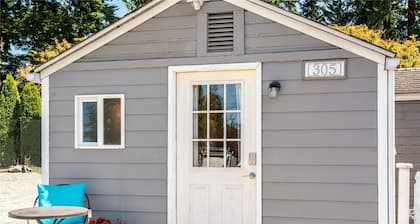 Adorable Cottage by Scenic Waterfront Park